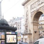 ユーロエステートの地区・治安・生活情報：パリ2区のメトロ：Strasbourg – Saint-Denis駅 （ストラスブール サンドニ）: 大きな門と雑多な商店街